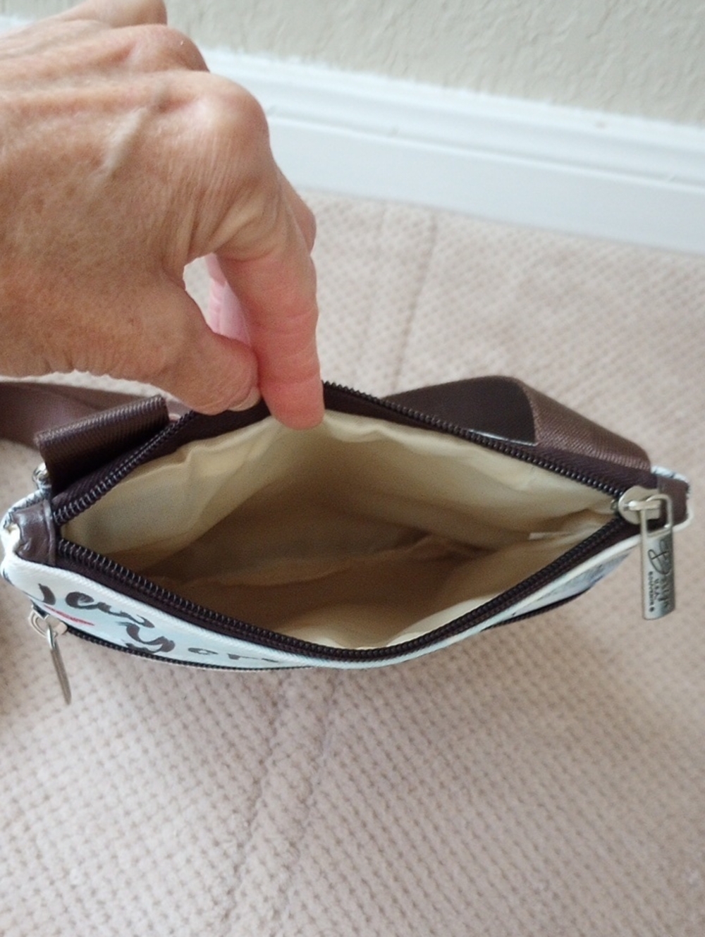 New York Design USA Crossbody Bag - Picture 5 of 8